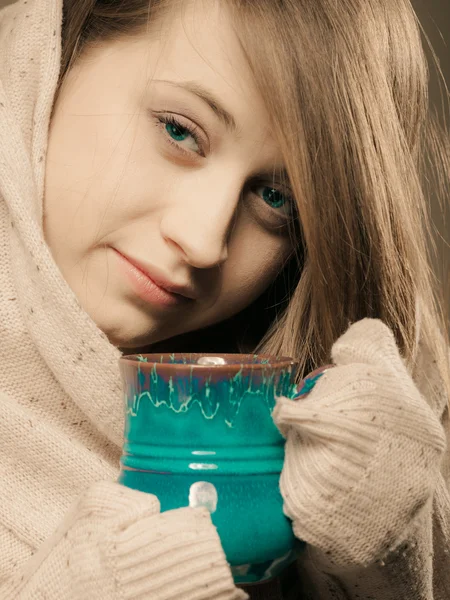 Menina segurando xícara de chá — Fotografia de Stock