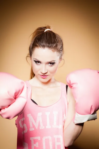 Boxer donna indossando grandi guanti — Foto Stock