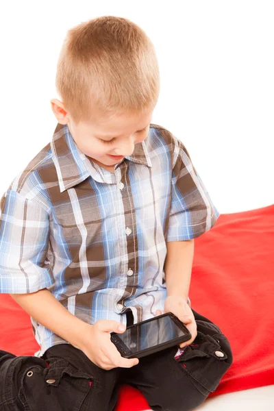 Junge spielt Spiele auf dem Smartphone — Stockfoto