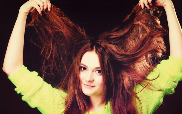 Mulher puxando seu cabelo longo — Fotografia de Stock