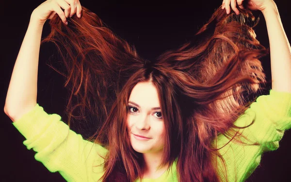 Mujer tirando de su pelo largo — Foto de Stock