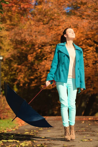 Девушка, гуляющая по осеннему парку — стоковое фото