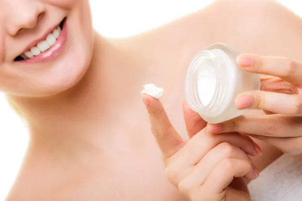 Ragazza che applica crema idratante — Foto Stock