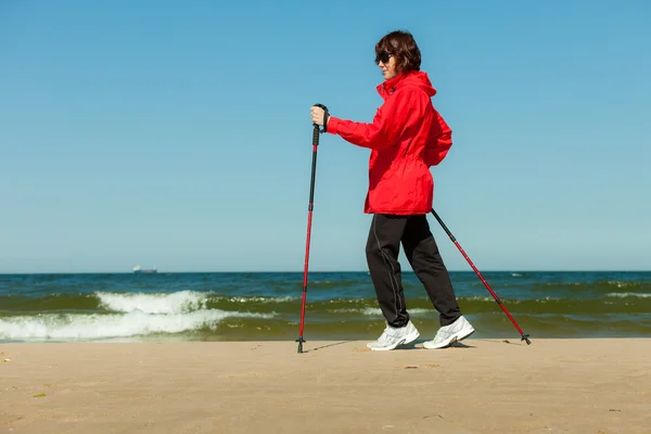 Senderismo de mujer en la playa —  Fotos de Stock