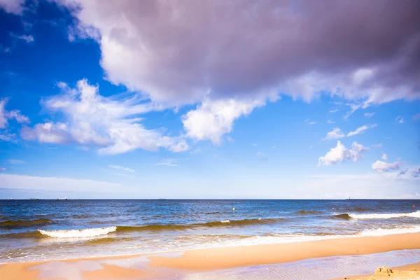 Bewölkter Himmel auf See am Strand — Stockfoto
