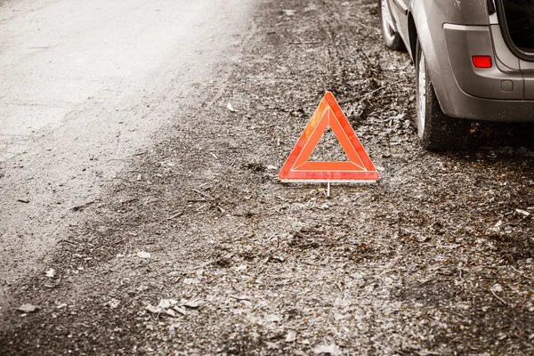 Aviso vermelho triângulo sinal na estrada — Fotografia de Stock