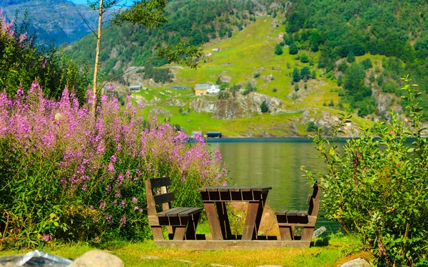 Mesa e bancos perto do lago — Fotografia de Stock