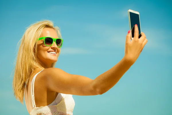 Chica tomando selfie con teléfono inteligente — Foto de Stock