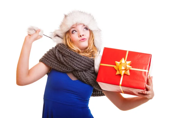 Chica de invierno con caja de regalo roja — Foto de Stock