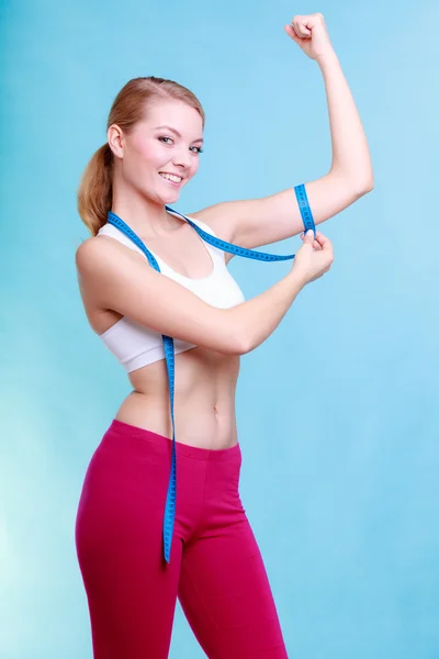 Fitness žena s páskou opatření — Stock fotografie