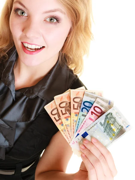 Mujer mostrando billetes en euros — Foto de Stock