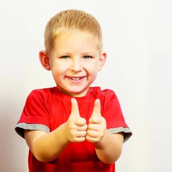 Мальчик показывает большой палец вверх — стоковое фото