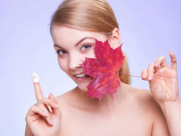 Vrouw met rood esdoornblad — Stockfoto