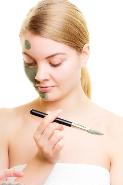 Mulher aplicando máscara de barro — Fotografia de Stock