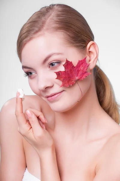 Mulher com folha de bordo vermelho — Fotografia de Stock