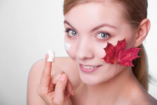 赤いカエデの葉を持つ女性 — ストック写真