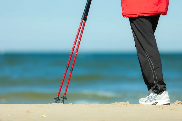 Vrouwelijke benen wandelen op het strand — Stockfoto