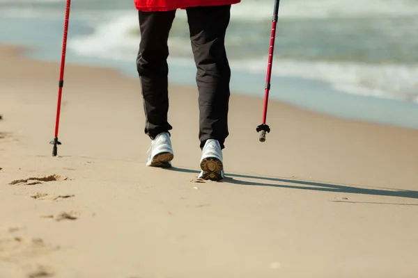 Frauenbeine wandern am Strand — Stockfoto