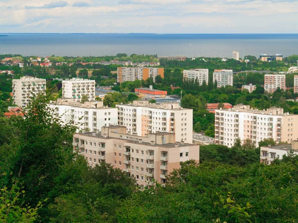 Здания района Гданьск и море — стоковое фото