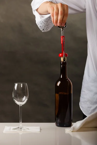 Άνθρωπος άνοιγμα μπουκάλι κρασί — Φωτογραφία Αρχείου