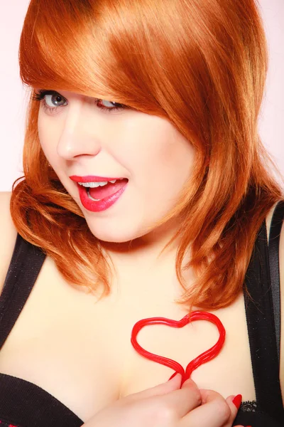 Chica sosteniendo símbolo rojo del corazón — Foto de Stock