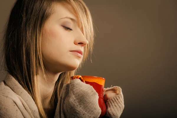 Dívka hospodářství šálek čaje — Stock fotografie