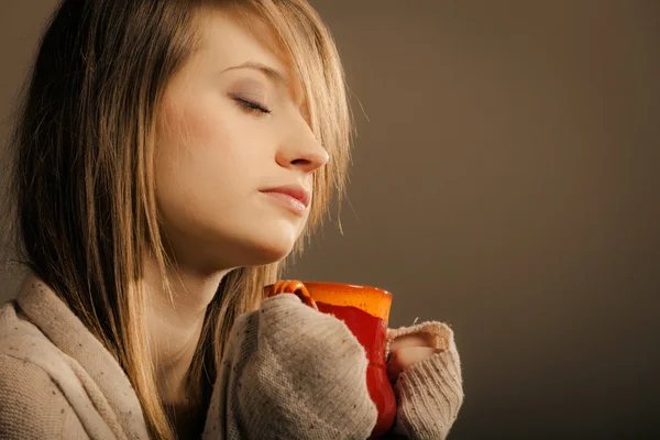 Girl holding cup of tea — Stock Photo, Image