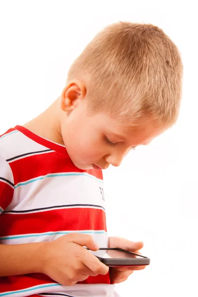 Хлопчик грає в ігри на смартфоні — стокове фото