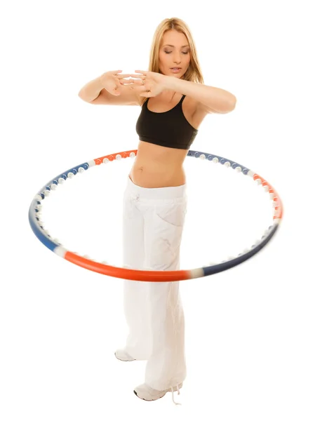 Dívka dělat cvičení s hula hoop. — Stock fotografie