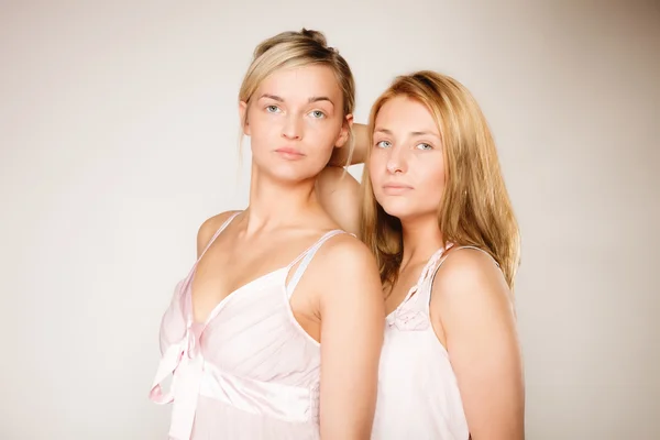 Femmes blondes sans maquillage — Photo