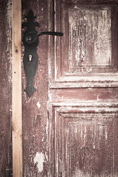 Ξύλινη πόρτα με μεταλλική λαβή — Φωτογραφία Αρχείου