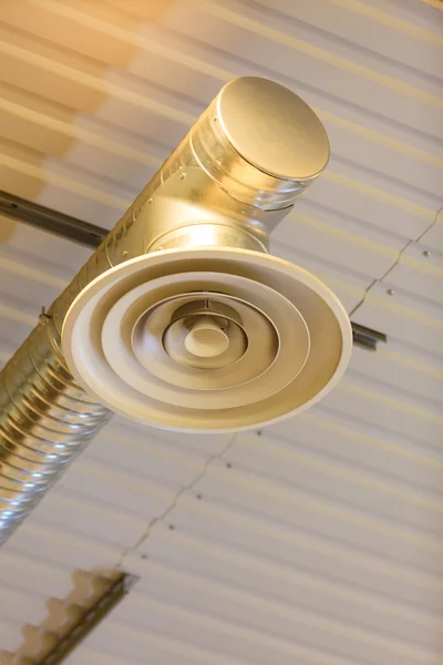 Lampade elettriche sul soffitto interno — Foto Stock