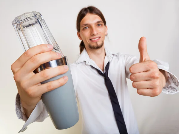 Hombre con coctelera haciendo cóctel —  Fotos de Stock