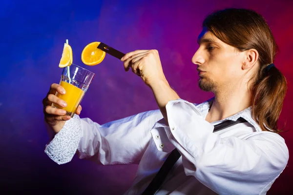 Man bartender preparing alcohol cocktail — Stock Photo, Image