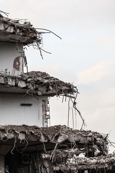 Ruïnes van gebouw onder vernietiging — Stockfoto