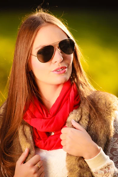 Hermosa chica con gafas de sol en el parque — Foto de Stock