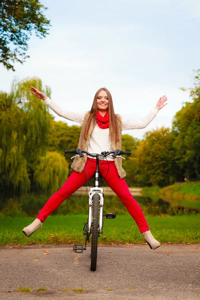 Chica en el parque con bicicleta —  Fotos de Stock