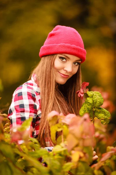 Flicka avkopplande i höstlig park — Stockfoto