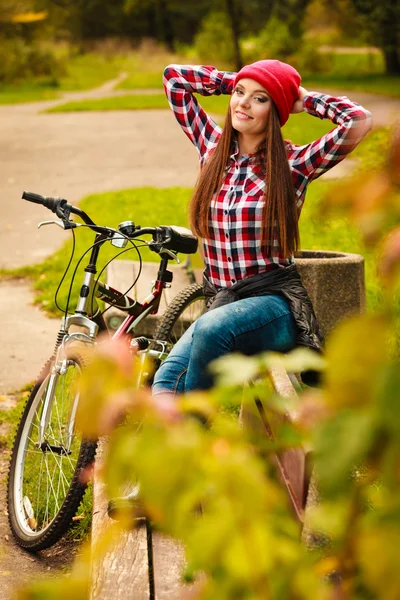 Chica en el parque con bicicleta —  Fotos de Stock