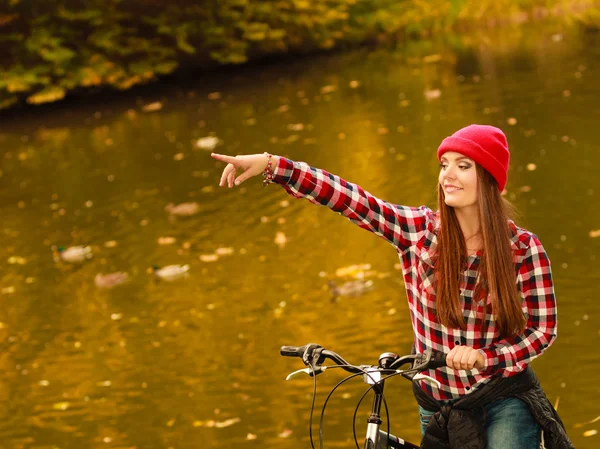 Dziewczyna w parku z rowerów — Zdjęcie stockowe