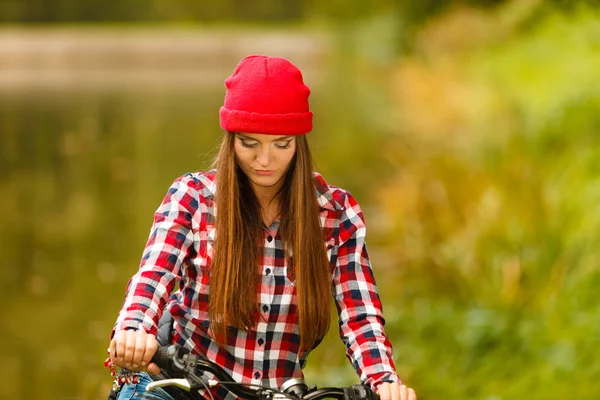 Menina no parque com bicicleta — Fotografia de Stock