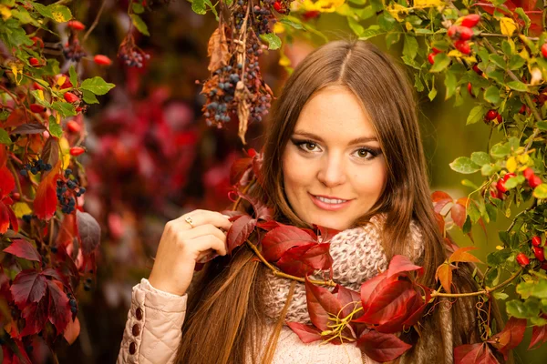 Girl relaxing in autumnal park — Stock Photo, Image