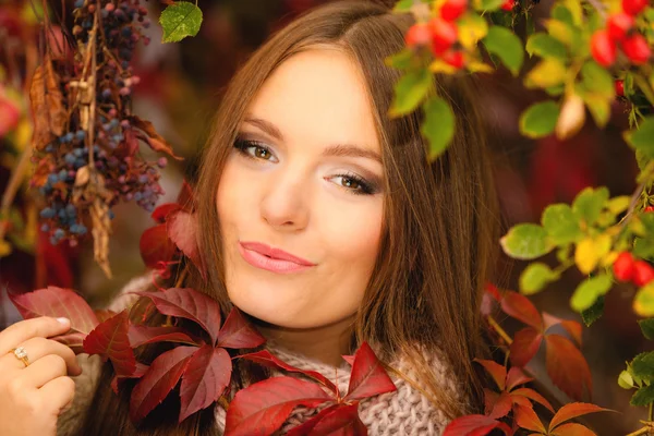 Girl relaxing in autumnal park — Stock Photo, Image