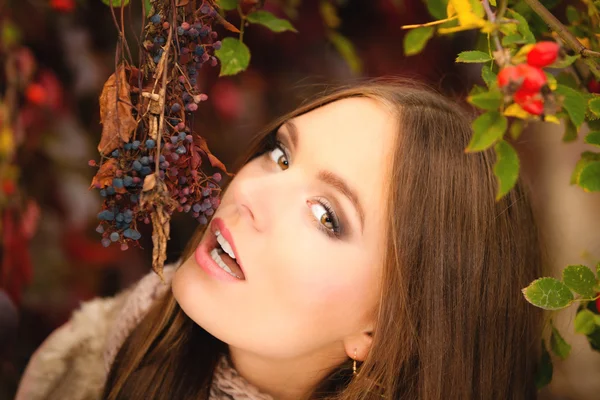 Girl relaxing in autumnal park — Stock Photo, Image