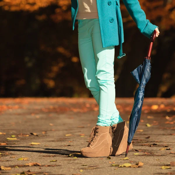 Chica con paraguas en el parque — Foto de Stock