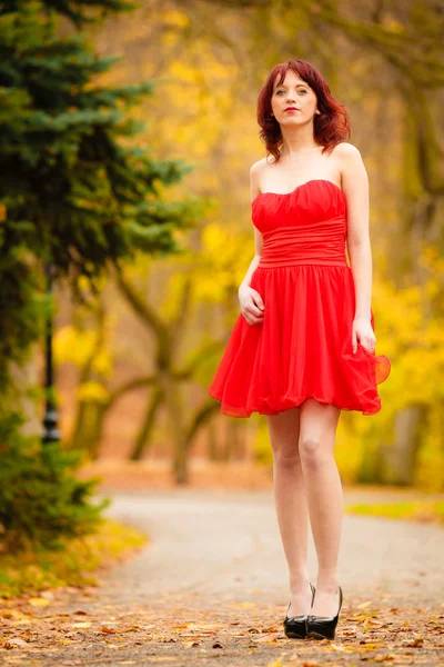 Mulher andando no parque — Fotografia de Stock