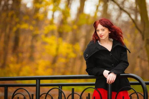 Mujer de moda en el parque de otoño — Foto de Stock