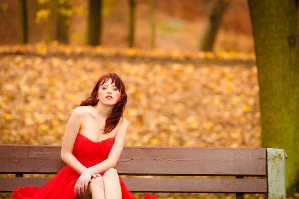 Frau auf Bank im Park — Stockfoto