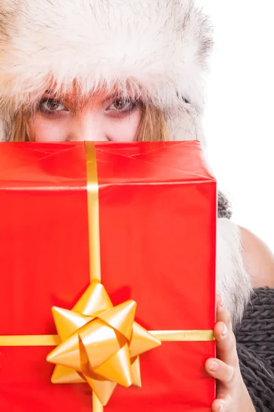 Chica con caja de regalo roja — Foto de Stock