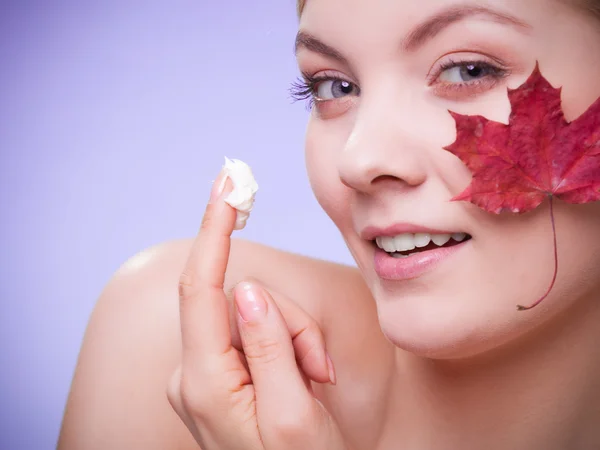 Rostro de mujer con hoja de arce —  Fotos de Stock